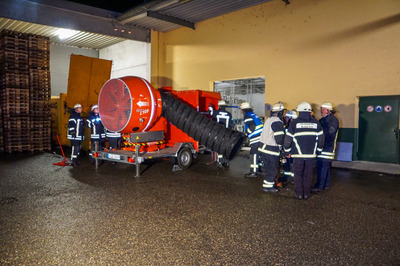 Berghuelen: Gefahrguteinsatz in einer Firma - Grosseinsatz fuer Feuerwehr und Rettungsdienst - vier Personen verletzt